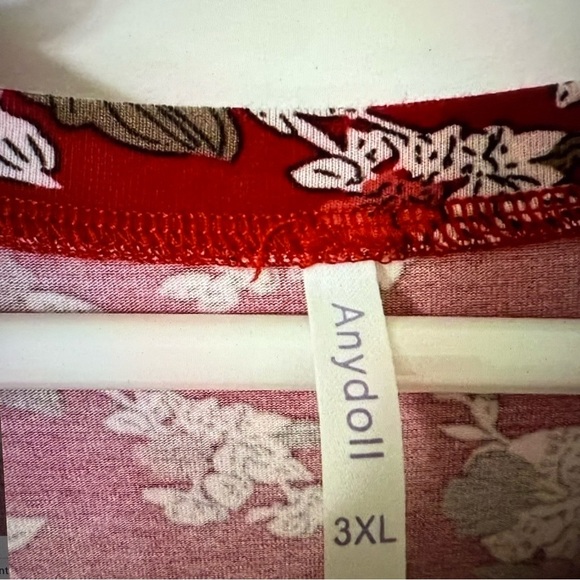 Red Floral Short Sleeve v-neck top with ruching - Picture 3 of 7